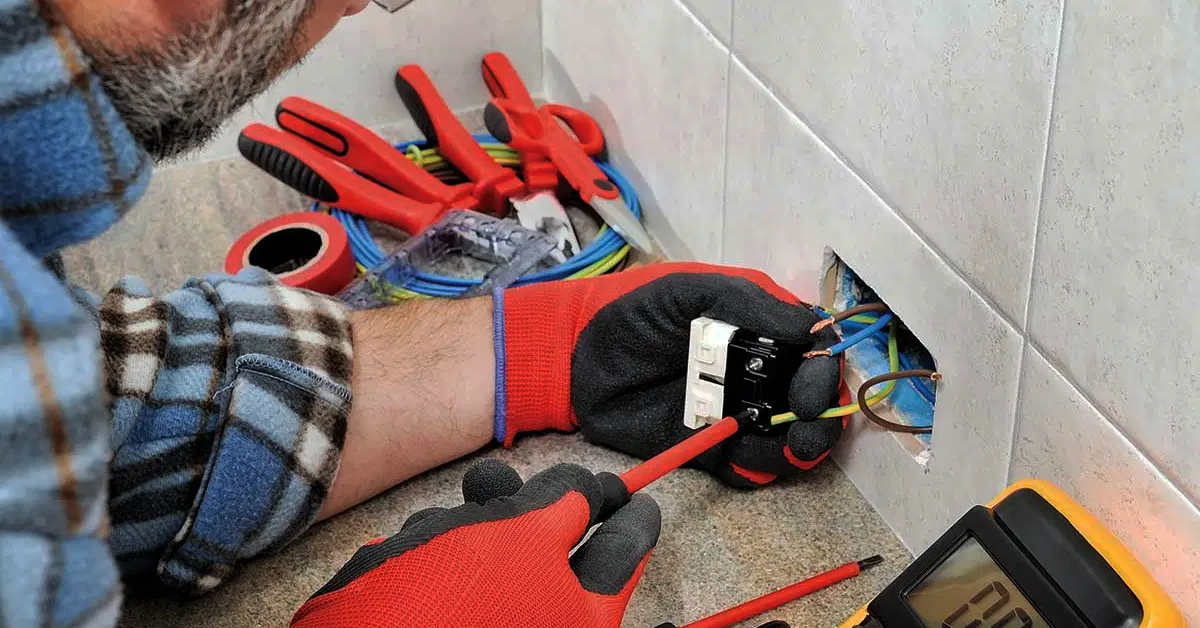 employee wearing safety gloves
